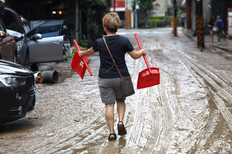 受颱風米克拉影響，台北市25日上午降下大雨，雨勢集中在中山、內湖、松山、信義及南港區，圖為內湖區內湖路3段低窪地區積水退去後，民眾購買掃除器具著手整理家園。中央社記者王飛華攝　115年6月25日