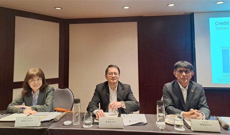 中租控股今天宣布，旗下仲利皇家企業租賃公司、仲利皇家融資公司與銀行團完成3年期1.8億美元聯貸案簽約。圖為中租控股公司法說會。（中央社檔案照片）