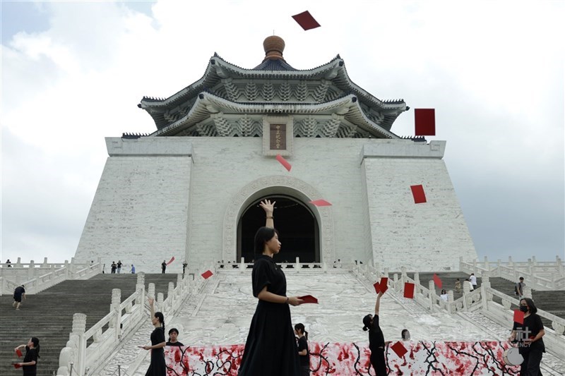 圖為民團在中正紀念堂發起黑臉行動。（中央社檔案照片）