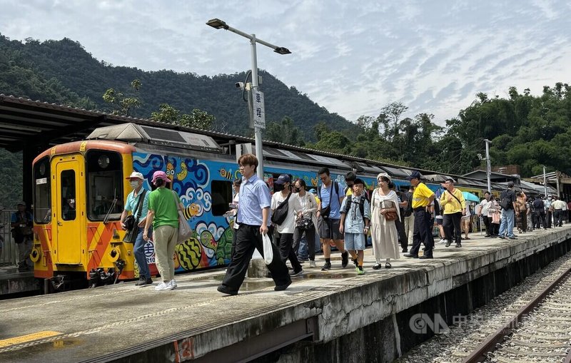 台鐵公司25日在南投縣水里鄉車埕站舉辦集集線全線復駛通車典禮，吸引民眾搭乘。中央社記者蕭博陽南投縣攝　115年6月25日