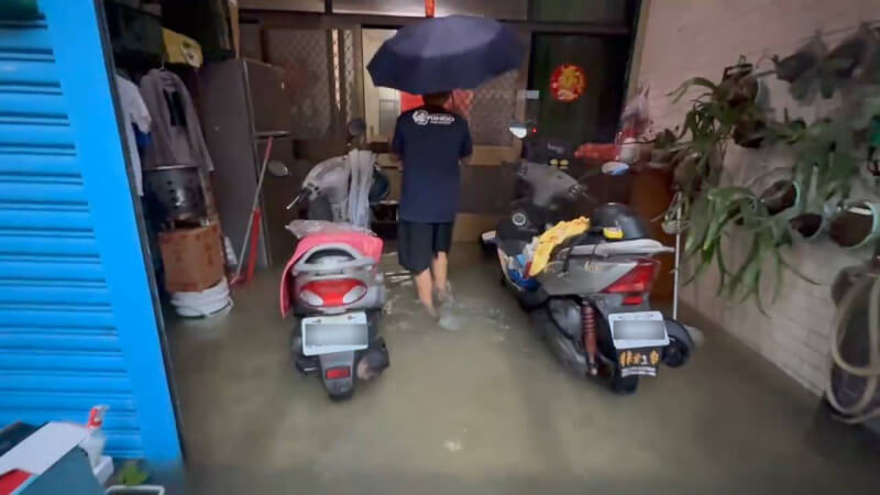 屏東地區25日降下豪大雨，內埔鄉劉姓民眾家門前淹到腳踝以上高度，他表示，水一早就淹進來，冰箱、沙發等傢俱都泡水。（屏東縣議員李世淦提供）中央社記者黃郁菁傳真　115年6月25日