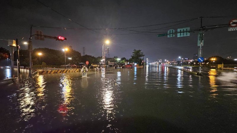 受颱風北移及西南風增強影響，新北市25日晚間強降雨，二重疏洪道已積淹水。（新北市府提供）中央社記者曹亞沿傳真　115年6月25日