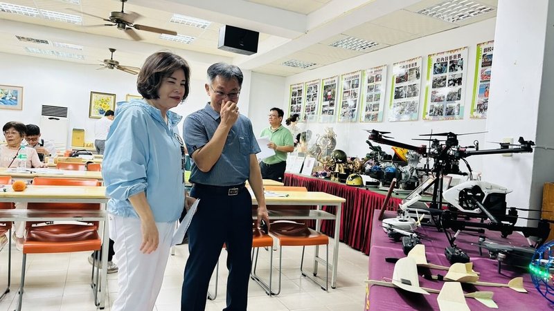 立法院財政委員會25日考察台南溪北校園建設預算執行，民進黨立委賴惠員（前左）呼籲朝野支持行政院版「國防自主無人載具採購特別條例」。（賴惠員服務處提供）中央社記者張榮祥傳真　115年6月25日