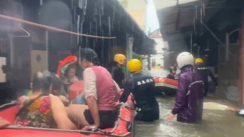 屏東縣25日降下豪大雨，潮州鎮富春里一度水深及腰，警消以橡皮艇協助撤離民眾。（富春里長施妙瑛提供）中央社記者黃郁菁傳真 115年6月25日