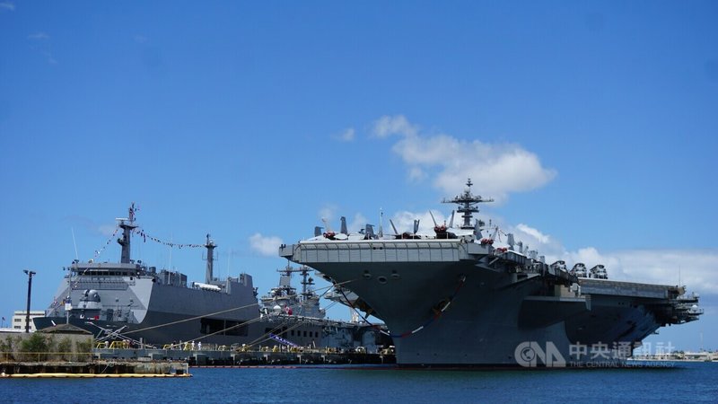 美國主導的2026年第30屆環太平洋軍事演習（RIMPAC）24日起在夏威夷及附近海域舉行，核子動力航空母艦羅斯福號（右）停靠珍珠港。中央社記者林宏翰夏威夷檀香山攝　115年6月25日
