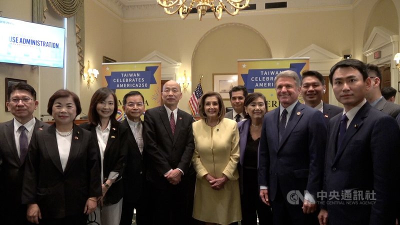 立法院長韓國瑜（左5）率跨黨派立委訪問華府，24日出席駐美代表處舉辦的酒會，前眾議院議長裴洛西（左6）、眾院外交委員會榮譽主席麥考爾（前排右2）及眾議員趙美心（前排右3）等人也出席。中央社記者侯姿瑩華盛頓攝　115年6月25日
