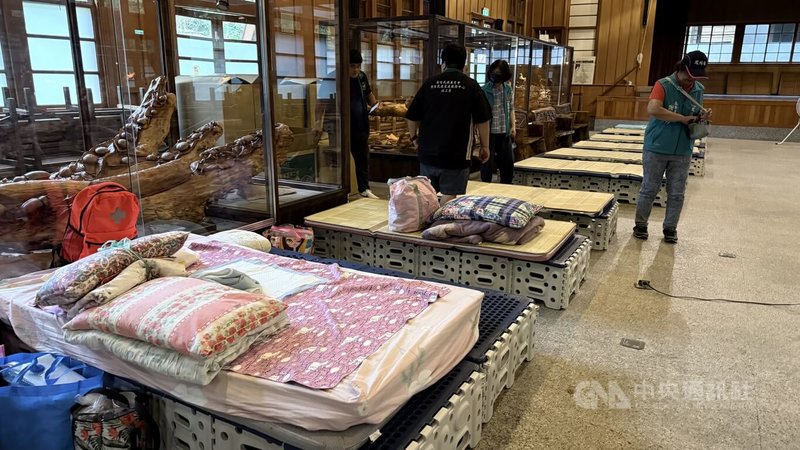 花蓮縣萬里溪堰塞湖黃色警戒25日發布，鳳林鎮林田山林業文化園區內中山堂配合轉型為暫時收容所，已鋪設床舖準備迎接接受安置民眾。中央社記者張祈攝　115年6月25日