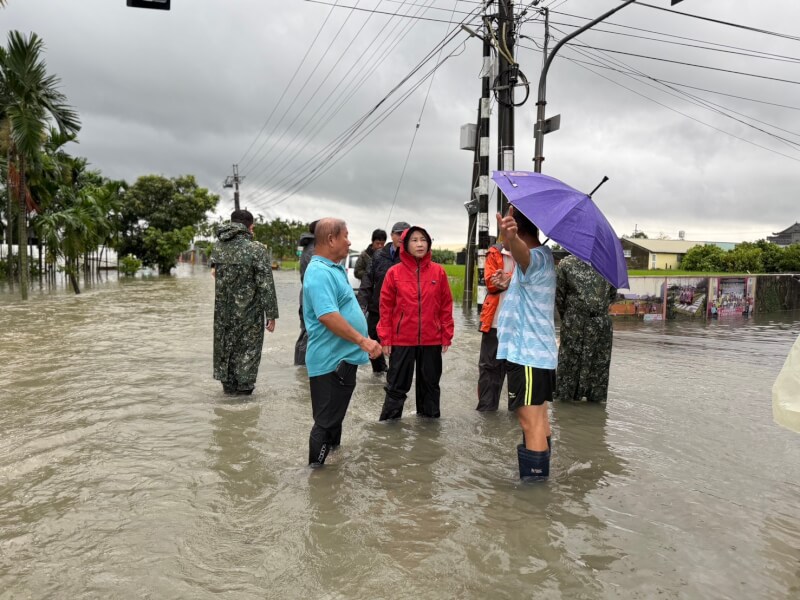 屏東縣豪大雨多處積淹水，屏東縣長周春米（紅衣者）25日於縣議會結束後，前往屏東市頂柳社區等多處視察。（屏東縣政府提供）中央社記者黃郁菁傳真　115年6月25日