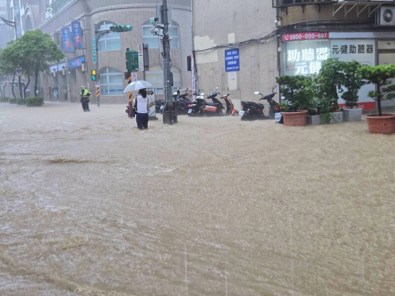 台北市內湖因大雨導致多處積淹水達成人膝蓋高度。（圖取自facebook.com/Ntuyoyo）