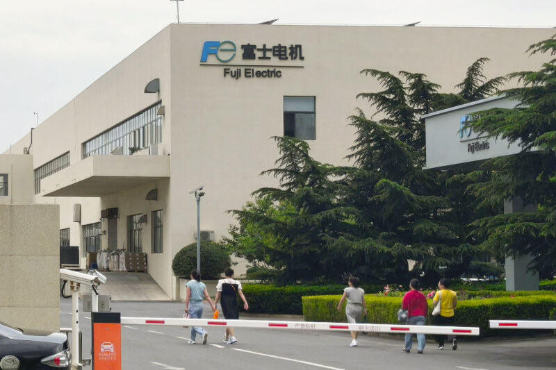 日本共同社報導，今年5月在中國遼寧省大連市被拘留的2名日本國民，已查明是日本大型電機廠商「富士電機」員工，其中至少有一人任職於該公司的中國子公司。（共同社）