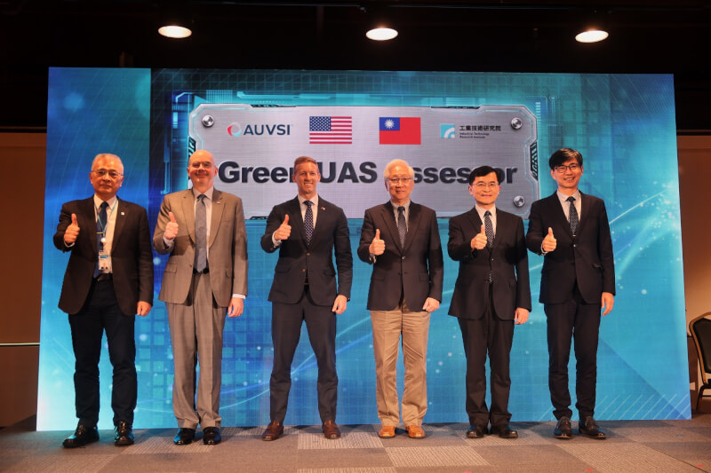 工研院與美國無人機產業協會（AUVSI）簽署Green UAS授權評鑑及服務協議契約，工研院長張培仁（左起）、美國在台協會處長谷立言、AUVSI執行長羅賓斯（MichaelRobbins）、工研院董事長吳政忠、經濟部政務次長何晉滄、經濟部產發署長邱求慧出席。（中央社王飛華）
