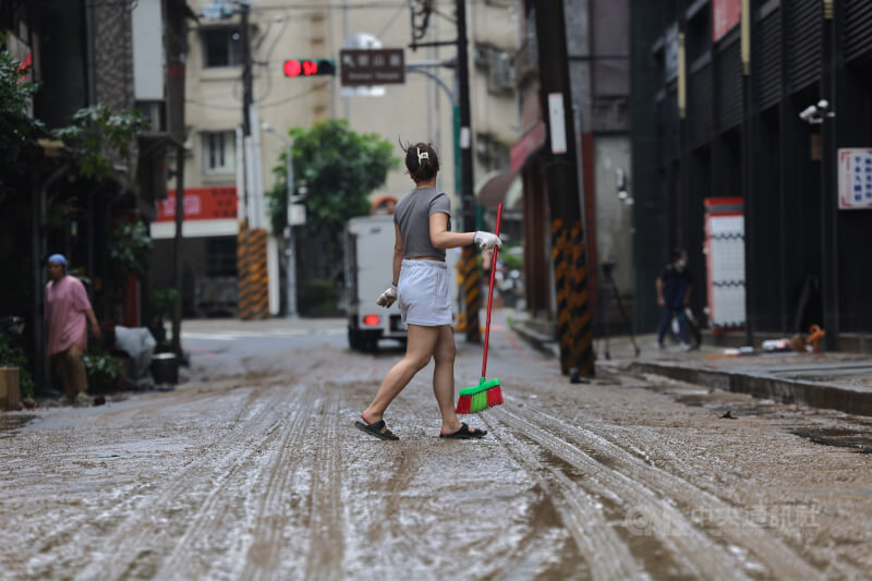 颱風米克拉及西南風增強帶來劇烈降雨，台北市內湖區25日上午傳出積淹水災情，隨著雨勢稍緩，民眾開始清理環境。中央社記者王飛華攝　115年6月25日