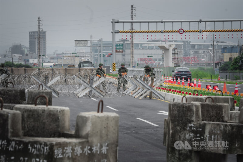 國軍立即備戰操演25日進入第4天，53工兵群於桃園機場周邊道路進行阻絕架設演練。中央社記者游凱翔攝　115年6月25日