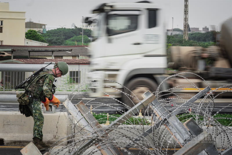53工兵群於桃園機場周邊道路進行阻絕架設演練。中央社記者游凱翔攝　115年6月25日