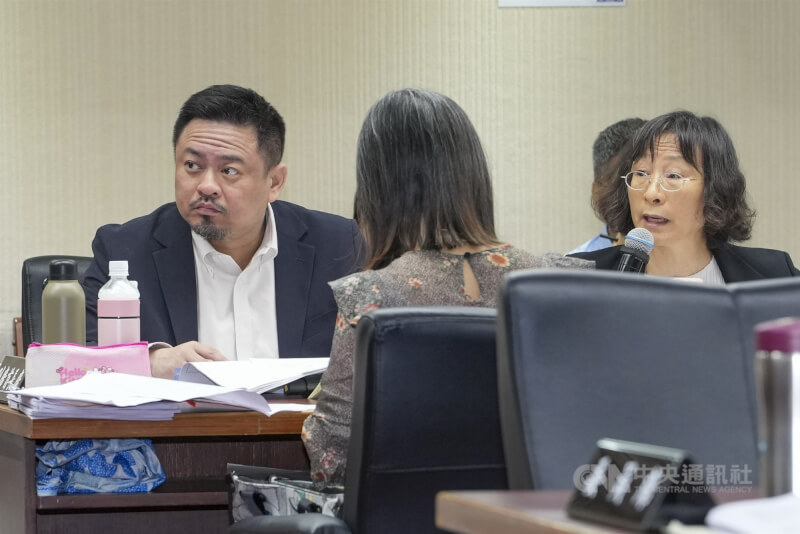 立法院社會福利及衛生環境委員會25日審查「性別平等工作法」部分條文修正草案，勞動部長洪申翰（左）列席會議。中央社記者鄭清元攝　115年6月25日