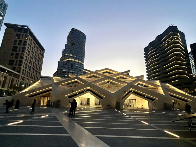 海灣國家主權基金與年輕投資人正將石油紅利高收入投入AI、科技、新能源與全球金融市場。圖為沙國首都利雅德金融商業區。
