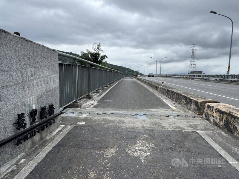 花蓮萬里溪上游新增堰塞湖已發布黃色警戒，下游鳳林鎮、萬榮鄉公所警戒區25日啟動預防性撤離，近170人陸續撤離家園。圖為距離堰塞湖約30公里的台9線萬里溪橋。中央社記者張祈攝　115年6月25日