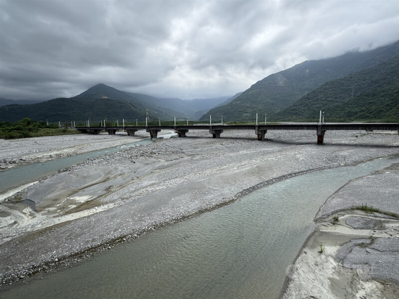 花蓮縣萬里溪上游新增堰塞湖25日發布黃色警戒，下游鳳林鎮、萬榮鄉公所警戒區隨即啟動預防性撤離。圖為萬里溪。中央社記者張祈攝　115年6月25日