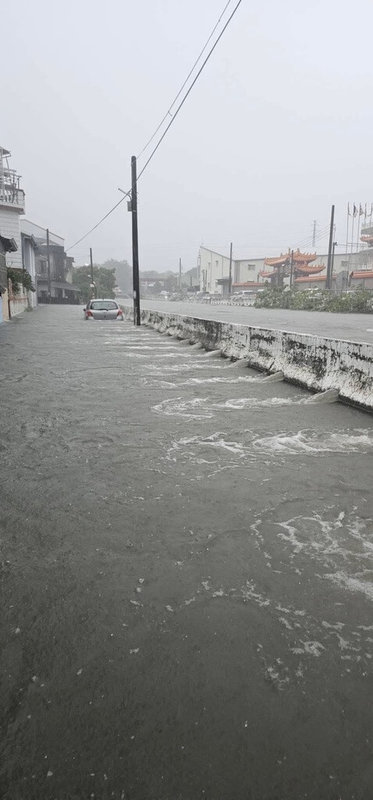 屏東縣25日降下致災性強降雨，潮州鎮低漥處上午淹水災情嚴重。潮州鎮公所主秘王建元受訪表示，自2009年八八風災以來，這樣的淹水情形今天首次遇到。（潮州鎮公所提供）中央社記者黃郁菁傳真　115年6月25日