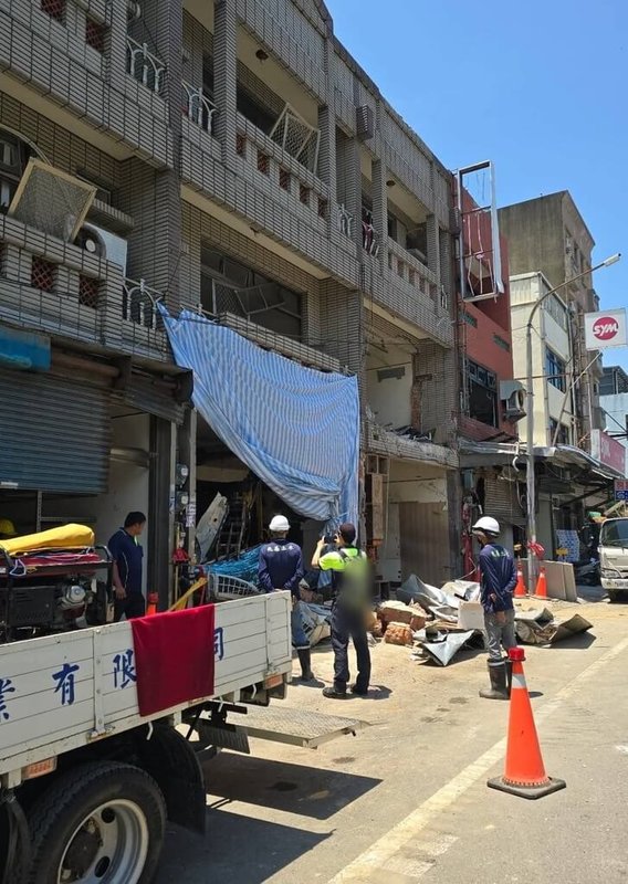 時代力量新竹市議會黨團25日指出，高翠路日前發生氣爆，有外勤消防員卻被派任協調人員，除拍照、跟看估價外並無消防專業任務，質疑是濫用人力。（時代力量新竹市議會黨團提供）中央社記者魯鋼駿傳真　115年6月25日