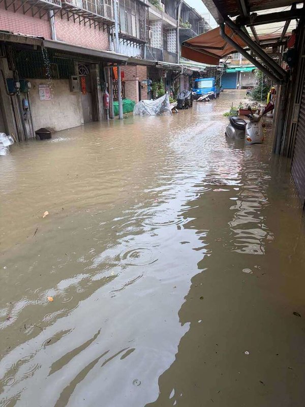 台北市25日降下大雨，民進黨台北市議員何孟樺表示，內湖區金龍路、文德路、大湖山莊等地區一度出現積淹水災情。（何孟樺研究室提供）中央社記者陳昱婷傳真　115年6月25日