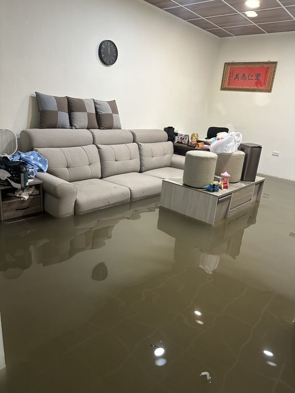屏東縣25日降下豪大雨，潮州鎮扶輪路居民翁梓豈受訪表示，他以尺測量家中淹水高度，一度深達約30公分，許多家具都浸在水中。（翁梓豈提供）中央社記者黃郁菁傳真 115年6月25日