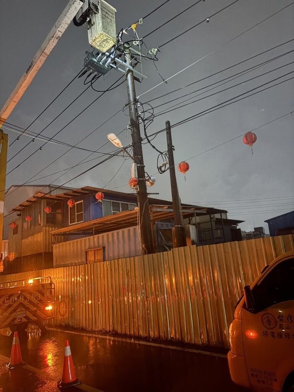 受颱風外圍環流影響，高雄25日持續大雷雨，已導致多區淹水、停電。其中，仁武區霞海路、高楠一街周邊因雷雨造成發電設備損壞，共1098戶停電。（台電提供）中央社記者林巧璉傳真　115年6月25日