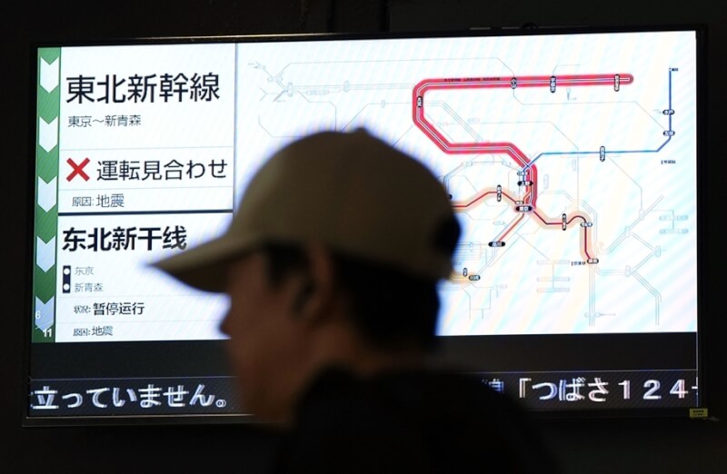 日本東北部外海25日發生規模6.9地震後，東京車站螢幕顯示東北新幹線暫停運行訊息。（共同社）
