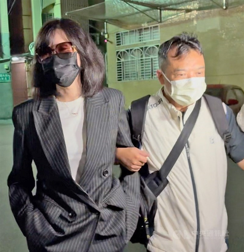 新北地檢署偵辦愛爾麗診所偷拍案，24日部分偵結，依法起訴愛爾麗集團實質負責人常如山、代表人劉貞華（左）等人。圖為115年5月7日凌晨劉貞華以新台幣500萬元交保後離開新北地檢署。 中央社記者曹亞沿攝　115年6月25日