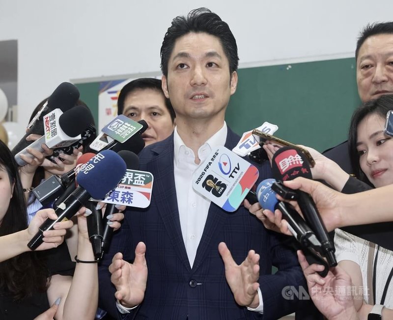 台北市長蔣萬安（前）25日在台北受訪表示，他理解議員及民意代表有問政的需求，但對短時間甚至當天就要求市府公務員要完整提供跟回覆而出現大量或報復性的索資，這樣會傷害基層公務人員，在合法、合理前提，他一定力挺北市基層公務員。中央社記者張皓安攝　115年6月25日
