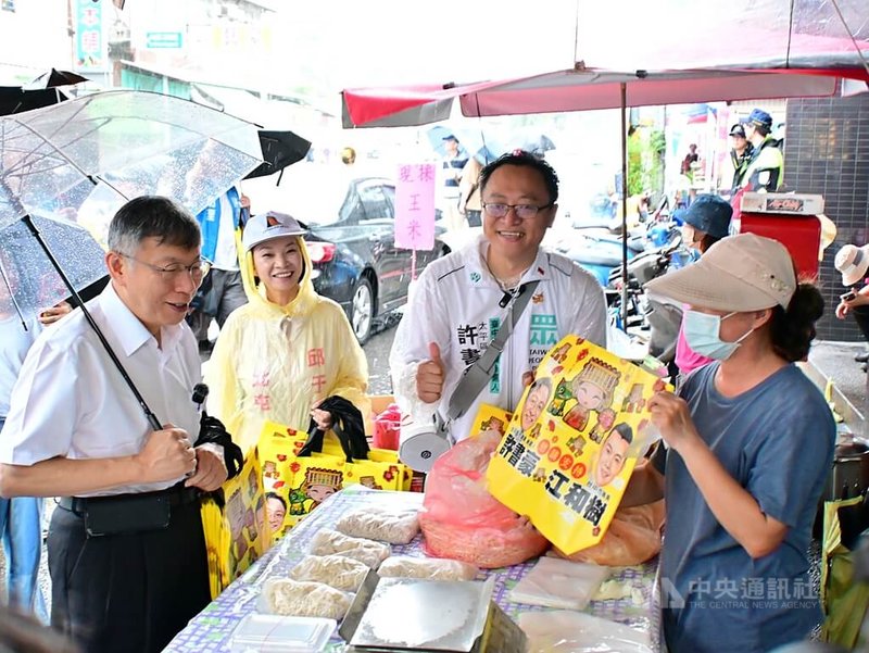 民眾黨創黨主席柯文哲（左）26日陪同黨籍台中市議員參選人許書豪（左3）到太平區中山市場掃街，談及2026年選舉時說，最終決戰還是在新北跟高雄，因為這才是國民黨跟民進黨雙方都不能輸的地方。中央社記者蘇木春攝　115年6月26日