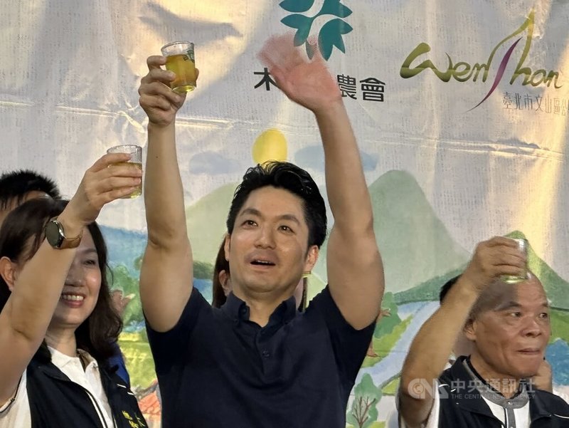 台北市長蔣萬安（中）26日晚間到木柵區農會老泉里倉庫集貨場，參加2026木柵綠竹筍饗宴，向與會眾人舉杯致意。中央社記者劉建邦攝　115年6月26日