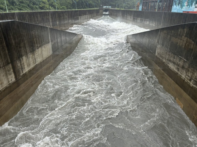 受颱風米克拉外圍環流及鋒面影響，桃園石門水庫集水區有明顯降雨，北水分署26日上午啟動阿姆坪防淤隧道放水沖淤作業。（北水分署提供）中央社記者葉臻傳真　115年6月26日