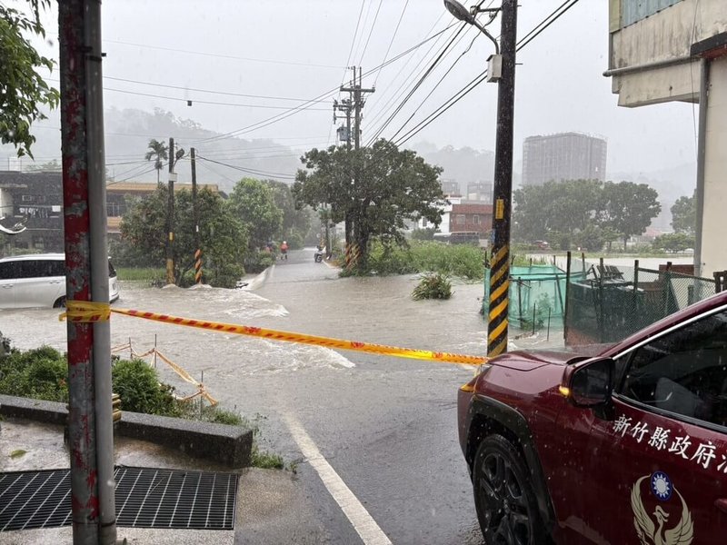 新竹縣受降雨影響，各地路段等處有淹水等災情，新竹縣政府26日提醒民眾應持續提高警覺，避免前往低窪積水地區、河川及山區邊坡，注意自身安全。（新竹縣消防局提供）中央社記者郭宣彣傳真　115年6月26日