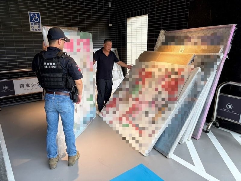 苗栗縣警察局刑警大隊26日表示，52歲金姓韓籍男子涉嫌以投資藝品為名，在台、韓兩地詐騙吸金，藏匿台灣期間又因詐欺案遭通緝多年，經警方查緝拘提到案，並查扣大量畫作。（警方提供）中央社記者管瑞平傳真　115年6月26日