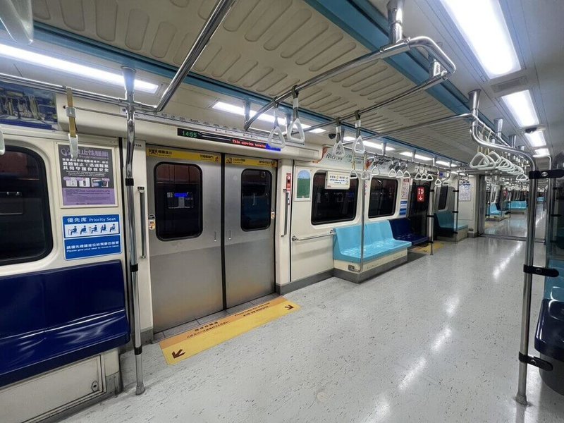 考量新北捷運三鶯線通車後將帶來人流，台北捷運公司26日表示，預計透過移除中央立柱、減少座椅數等改裝優化列車空間，以最大化列車運能。（台北捷運公司提供）中央社記者陳昱婷傳真　115年6月26日