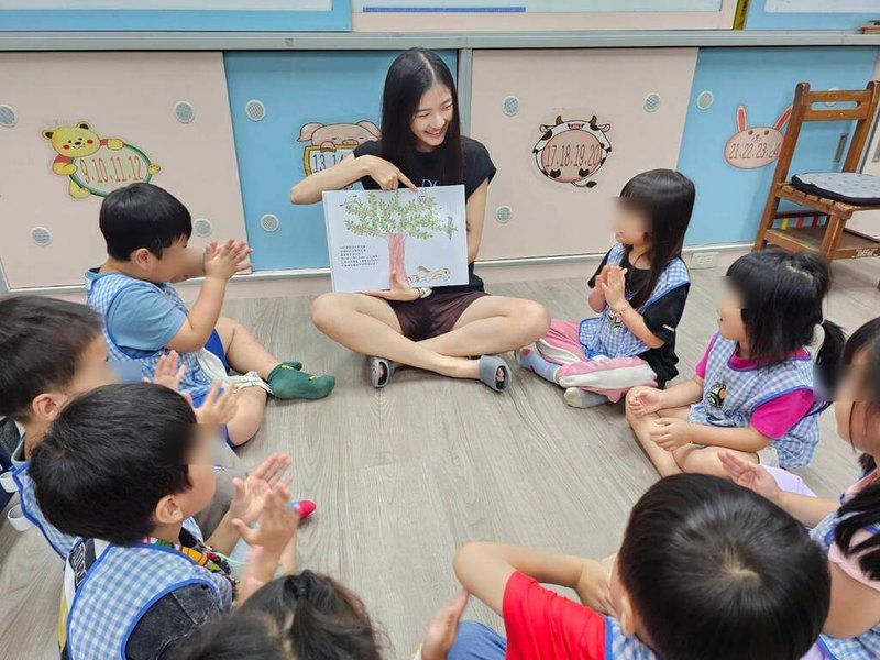 新北市深坑國小附設幼兒園內一棵老榕樹於颱風來襲時傾倒，後續經各方搶救順利恢復生機，師生也攜手推出繪本「大榕樹，加油！」不僅記錄老樹重生，也保存校園共同記憶。（新北市深坑國小附設幼兒園提供）中央社記者黃旭昇傳真   115年6月26日