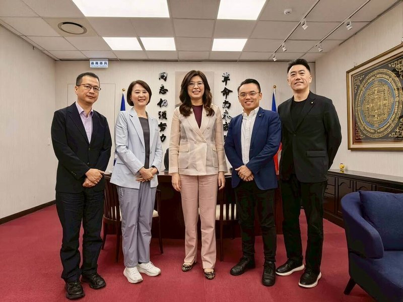 國民黨團書記長林沛祥（右1）、鞭刑公投提案立委洪孟楷（右2）、黨團副書記長王鴻薇（左2）、國民黨立委羅智強（左1）等人，今天下午拜會黨主席鄭麗文（中），就近期公投議題深入交換意見，並達成高度共識。（國民黨提供） 中央社記者王承中傳真　115年6月26日
