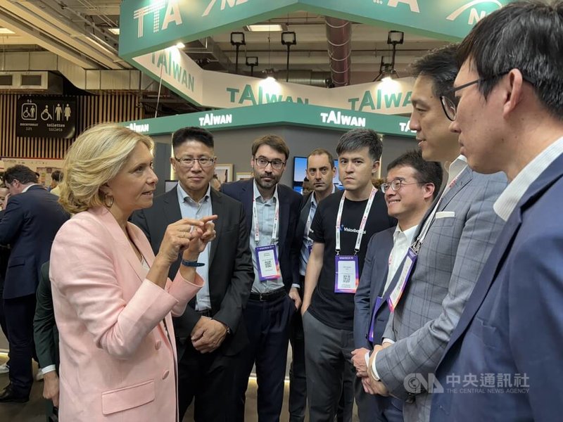 法國大巴黎區區長波克瑞斯（左1）6月17日出席巴黎科技新創展VivaTech，特地參觀鴻海科技集團攤位。她期望建構主權AI，積極向台灣招手，尋求合作。中央社記者曾依璇巴黎攝　115年6月26日