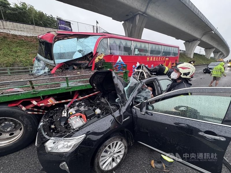 桃園市龜山區國道1號北向42.6公里、林口B出口處26日上午發生多車連環車禍，現場滿目瘡痍，多人送醫。（翻攝照片）中央社記者葉臻傳真　115年6月26日