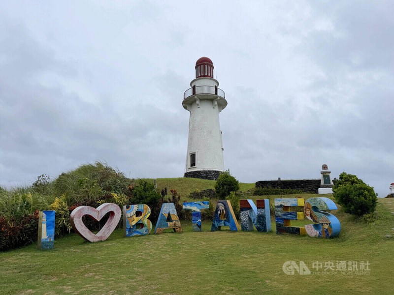 巴斯柯燈塔是菲律賓巴丹群島省觀光地標之一，位於首府巴斯柯鎮的山丘上。中央社記者林行健巴丹群島巴斯柯鎮攝　115年6月26日