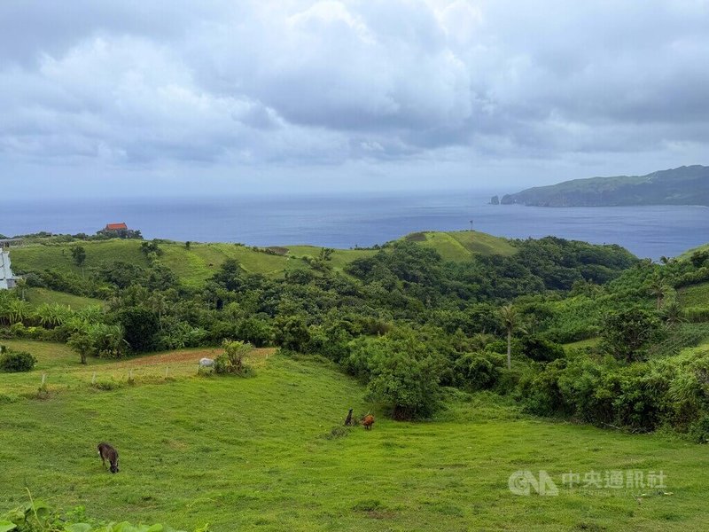巴丹群島由於保留相對原始的自然環境與緩慢生活節奏，被不少旅人視為少數尚未高度商業化的「秘境」。圖為巴丹群島省的綠色山丘。中央社記者林行健巴丹群島巴斯柯鎮攝　115年6月26日
