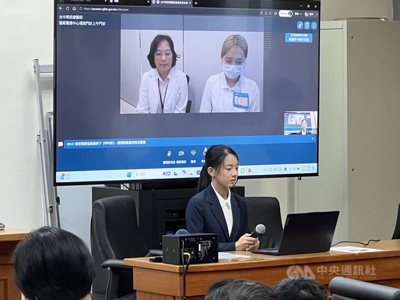 台灣遠距醫療服務聯盟、世界台灣商會聯合總會26日在立法院舉行記者會，宣布「看醫生」支援青年百億海外圓夢基金計畫。圖為現場示範遠距諮詢。中央社記者陳至中攝　115年6月26日