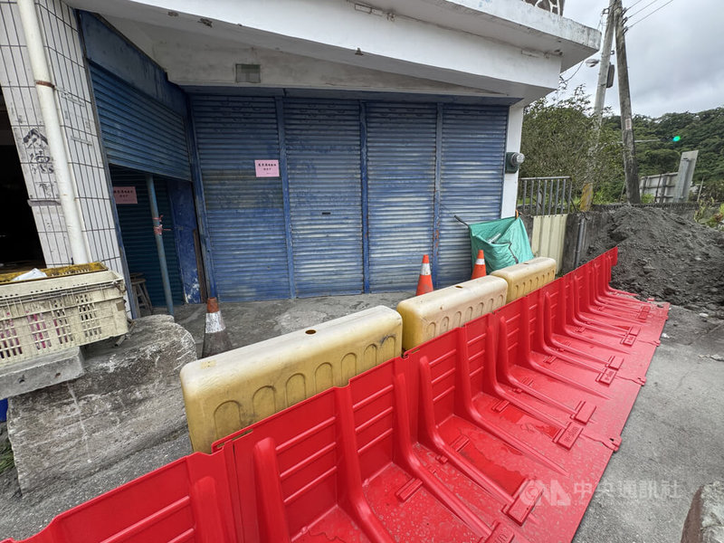 花蓮萬里溪堰塞湖維持黃色警戒，鳳林鎮公所針對堰塞湖保全戶及箭瑛大橋附近易淹水地區，優先在民宅前設置擋水板。中央社記者張祈攝　115年6月26日