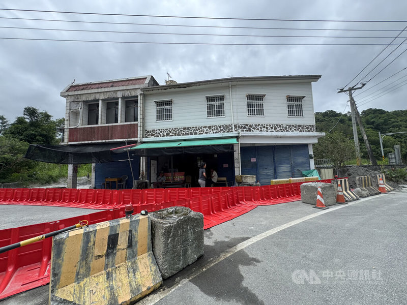 花蓮萬里溪堰塞湖蓄水量約3成，目前維持黃色警戒，鳳林鎮公所針對堰塞湖保全戶及箭瑛大橋附近易淹水地區設置擋水板。中央社記者張祈攝　115年6月26日