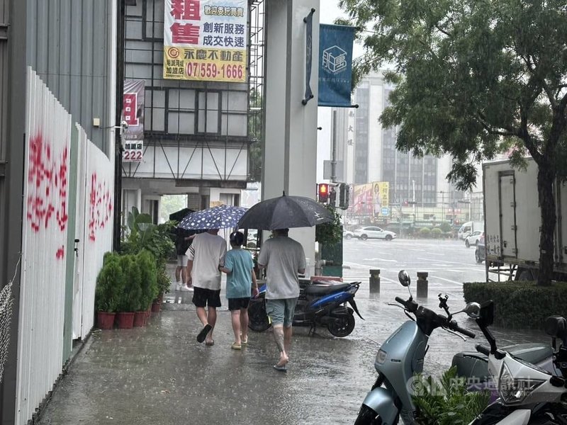 受鋒面及西南風影響，高雄近日持續降下豪雨，美濃、大樹、旗山等累積雨量逾500毫米，市區平地多處累積雨量也達24小時累積雨量逾350毫米的大豪雨等級。中央社記者林巧璉攝　115年6月26日