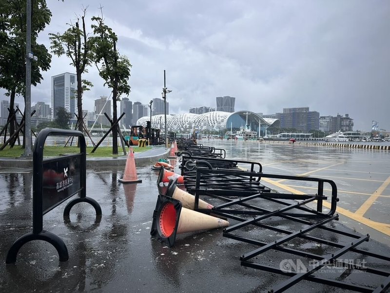 受鋒面接近及西南風增強影響，高雄豪雨不斷。圖為倒在地上的高雄港旅運中心鐵製護欄。中央社記者林巧璉攝　115年6月26日