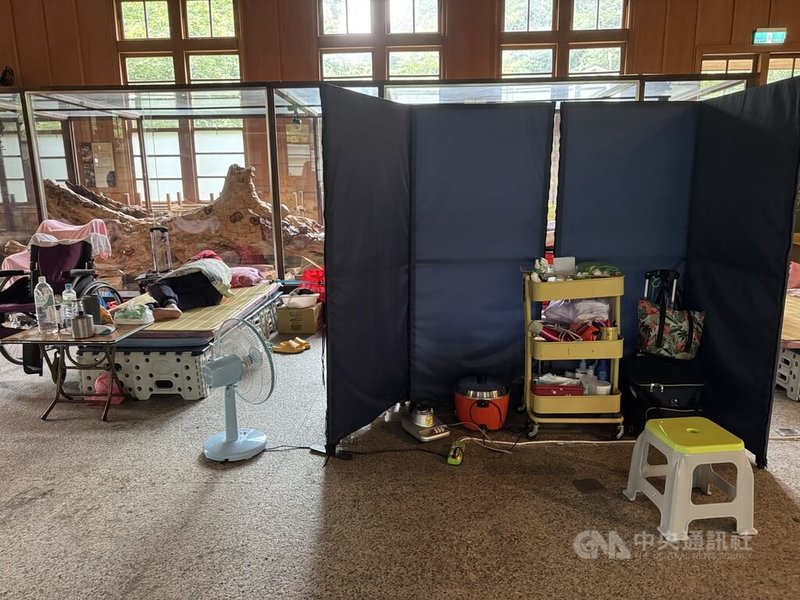 花蓮萬里溪堰塞湖黃色警戒發布後，鳳林鎮森榮里16戶保全戶就近到林田山中山堂避難，有住戶為照顧生病長輩還帶著小家電。黃色警戒26日下午宣布解除，安置民眾也終於能返家。中央社記者張祈攝　115年6月26日