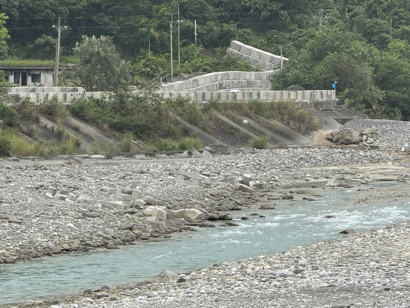 花蓮縣萬里溪堰塞湖集水區預估降雨量下修，林業及自然保育署花蓮分署26日宣布解除黃色警戒。經濟部水利署第九河川分署也預計在26日完成萬里溪周邊6處堤防加固。中央社記者張祈攝　115年6月26日