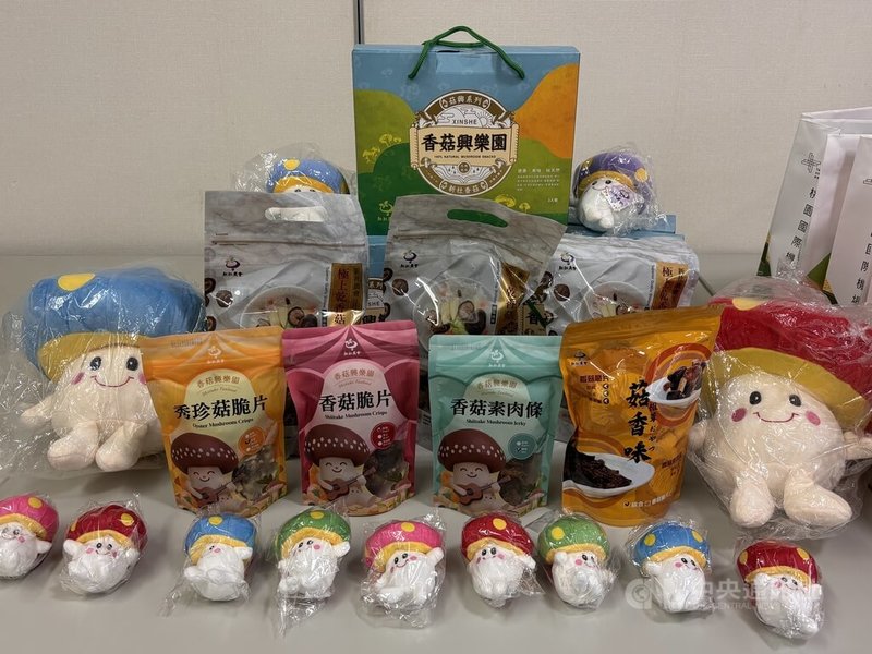 台中市新社區農會及農業部菇類專家組團赴日本參訪森產業株式會社，26日上午舉行座談會，新社農會帶來香菇食品。中央社記者戴雅真群馬攝　115年6月26日